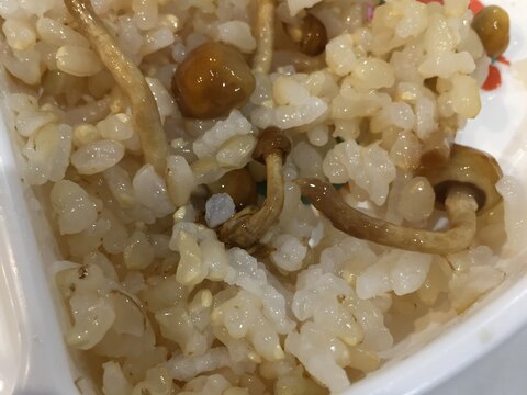 炊飯器にそのまま入れて！なめこ混ぜ玄米ごはん！